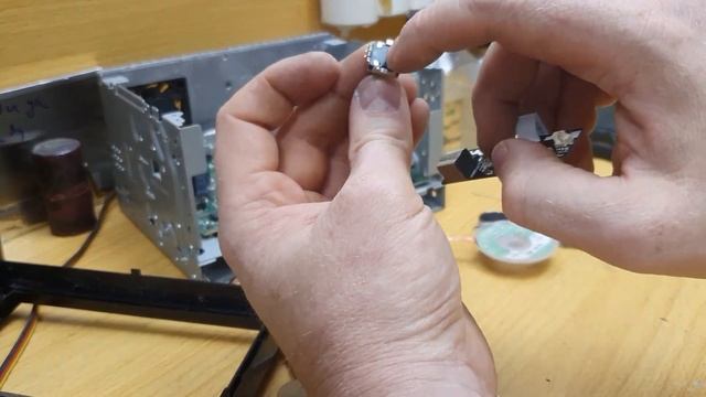 Ремонт магнитолы Clarion NX501, замена сенсорного экрана, замена энкодера.
