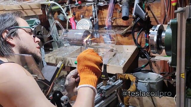 DIY Nuclear Fusion Reactor, FFaaST: Farnsworth Fusor as a Sealed Tube. Part 1: Glassblowing смотреть онлайн