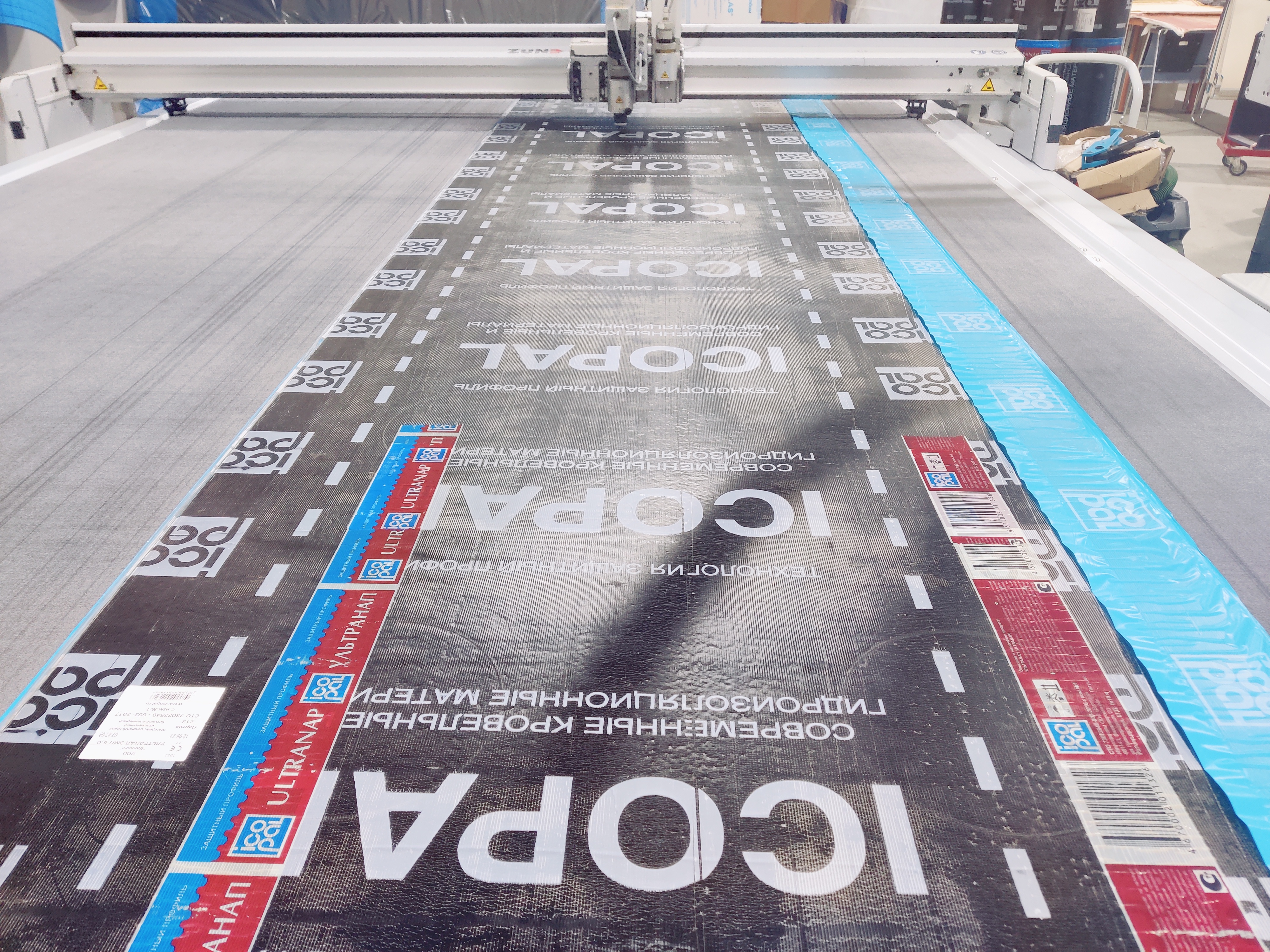 Резка битумно-полимерного материала на плоттере смотреть онлайн