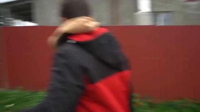 ШКОЛЬНИКИ НАКАЗАЛИ ПРЕДАТЕЛЯ. ОТКУДА У ПОЛИЦЕЙСКОГО СТОЛЬКО ДЕНЕГ смотреть онлайн