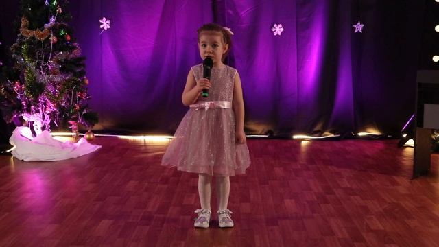 Ксюша Галкина. Песенка "Про следы". Школа мюзикла Westend в Зеленограде. смотреть онлайн