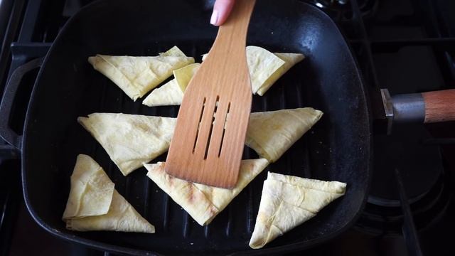 КОНВЕРТИКИ ИЗ ЛАВАША С СЫРОМ ? ХРУСТЯЩИЕ и ОЧЕНЬ СЫТНЫЕ!!! ? Victoria Subbotina смотреть онлайн