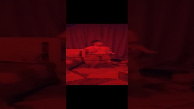 танцую под песню:колёсики колёсики и красивый руль