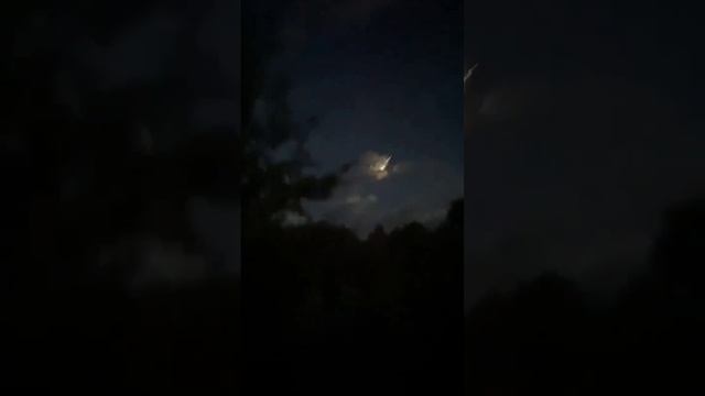 Невероятное видео, на котором метеор проносится сквозь атмосферу смотреть онлайн