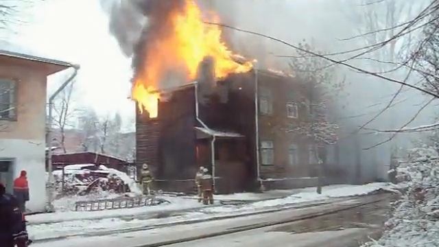 Пожар охавтил жилой дом на Ленина 2 смотреть онлайн