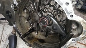 Kia Rio 3 течь масла  между двигателем и кпп.Причина!