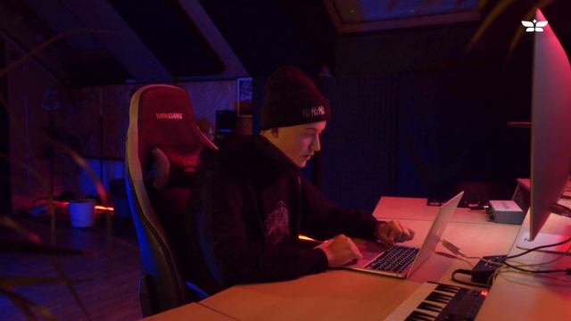CREDITS: RIAA | Разбор бита Blago White - Ты тупая или глупый? смотреть онлайн