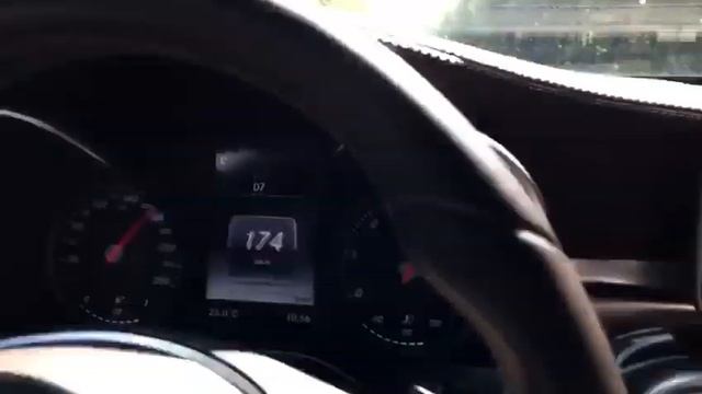 Mercedes ГЛЦ250d.Пневмаподвеска поддерживает комфорт.Скорость 200км/ч.Без напряга.