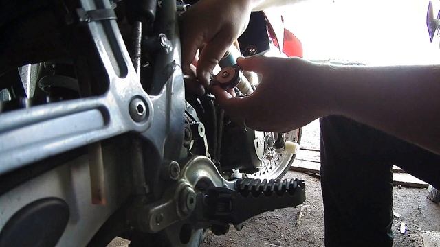 Обслуживание и ремонт гидравлического привода сцепления KTM 640 смотреть онлайн