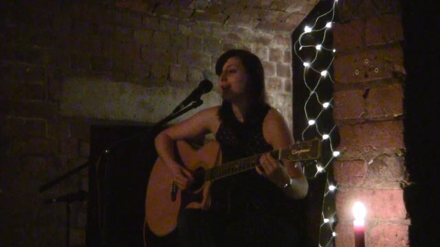 Laura playing the guitar at the open mic night смотреть онлайн