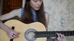 Девушка исполняет известную песню Петлюры под гитару.
