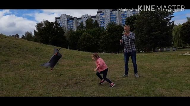 Запускаем воздушного змея! Соня учится запускать змея. Отдых семьёй смотреть онлайн