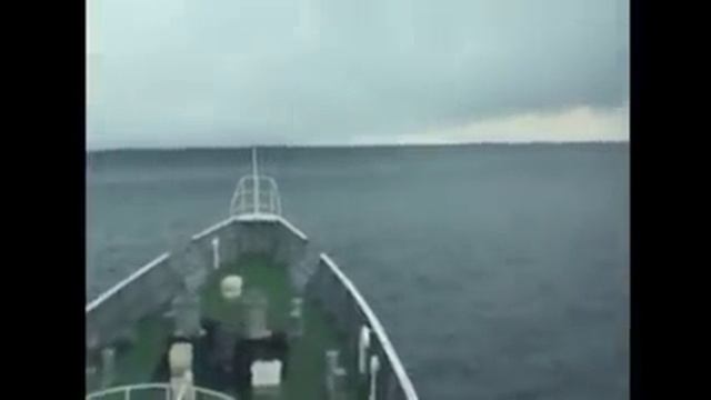 корабль переваливает волну цунами.flv смотреть онлайн