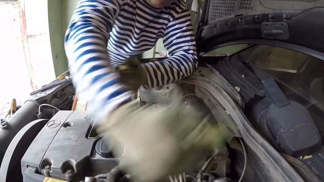 Замена свечей на Mercedes w202 c180 смотреть онлайн