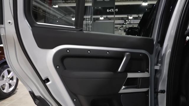 Land Rover Defender 110 OFF-ROAD Edition 2023 смотреть онлайн