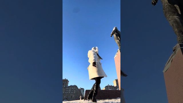 Не видят люди друг-друга, проходят мимо друг-друга, теряют люди друг-друга