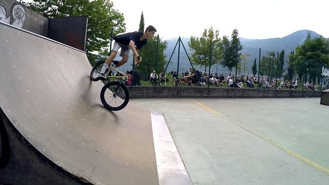 GOING DOWN STAIRS On A BMX | СЪЕХАЛ С ОГРОМНЫХ СТУПЕНЕЙ НА BMX |BMX CONTEST |ПОДПАЛИЛИ BMX ПОКРЫШКИ смотреть онлайн