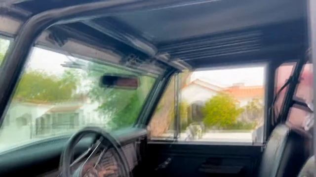 1977 White Ford Bronco смотреть онлайн