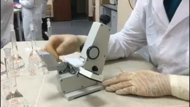 «Лабораторный химический анализ» — кто такие лаборанты?