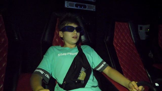 7D КИНОТЕАТР ОКАЗАЛСЯ СЛИШКОМ РЕАЛЬНЫМ!!! смотреть онлайн