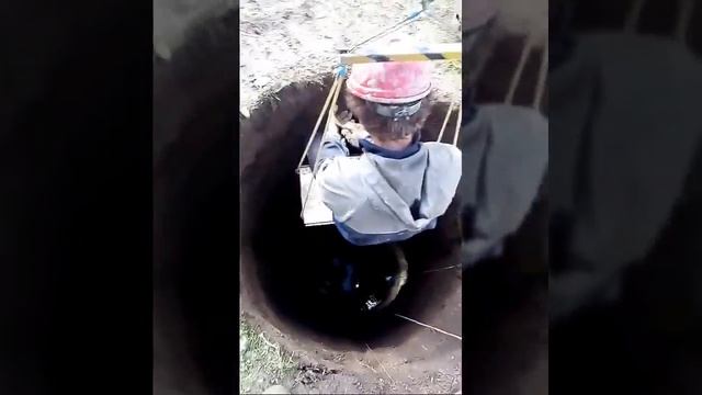 Спуск в шахту колодца Descent into the shaft of the well смотреть онлайн