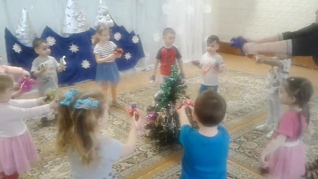 Пляска "Шишки елочка дала" смотреть онлайн