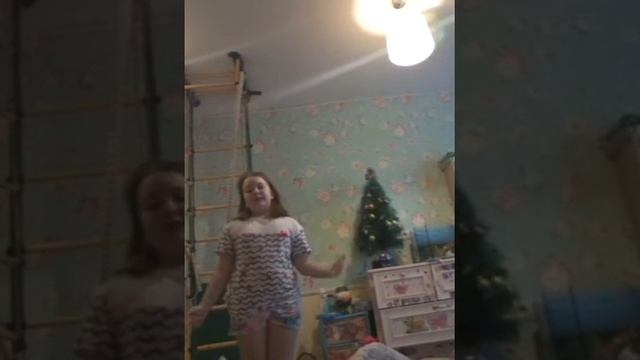 Как неправильно делают некоторые гимнастки колесо.