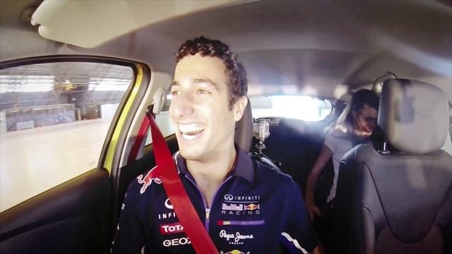 F1 Driver Daniel Ricciardo tests the new Clio R.S. as a Taxi смотреть онлайн