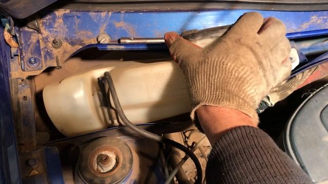 Как снять поменять бачок стеклоочистителя моторчик на автомобиле Рено Логан смотреть онлайн