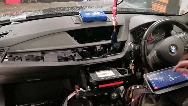 BMW X1 2012 Factory Headunit upgrade. Installing an aftermarket Android 10.25 inch Screen. Car Play смотреть онлайн