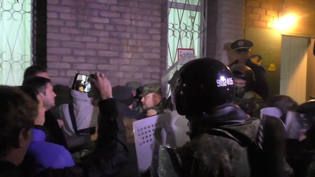 Милиция в Мариуполе блокирует вход в типографию, где печатают бюллетени смотреть онлайн