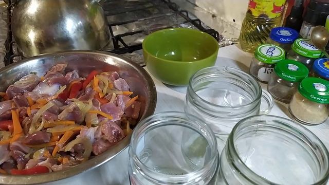 Консервы из куриных желудков с овощами. смотреть онлайн