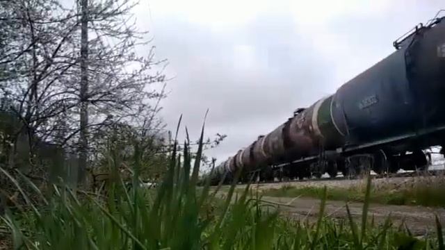 2ТЭ116-1717 с наливным поездом следует на перегоне Палагиада-Старомарьевкая и приветливая бригада. смотреть онлайн