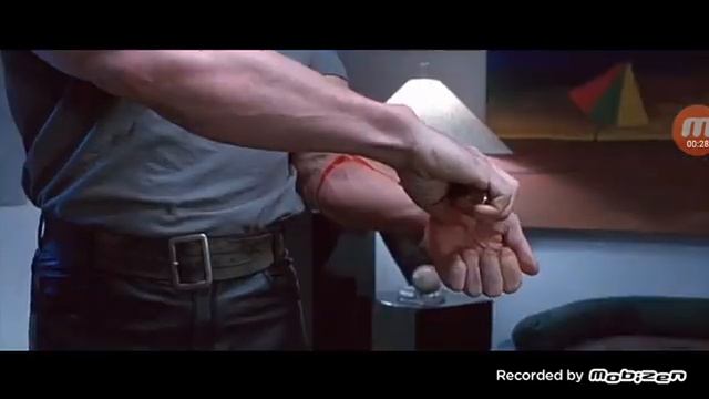 Т800 снимает кожу с руки