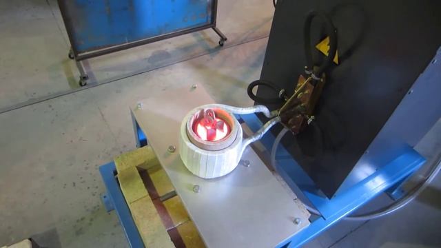 Индукционная плавка меди в графитированном тигле 1 кг. смотреть онлайн