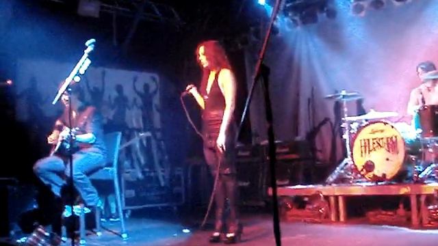 Munich sings "Happy Birthday" to Lizzy Hale from Halestorm Oct 10, 2012 смотреть онлайн