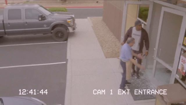 Francis Ngannou accidentally smashes a shop door смотреть онлайн