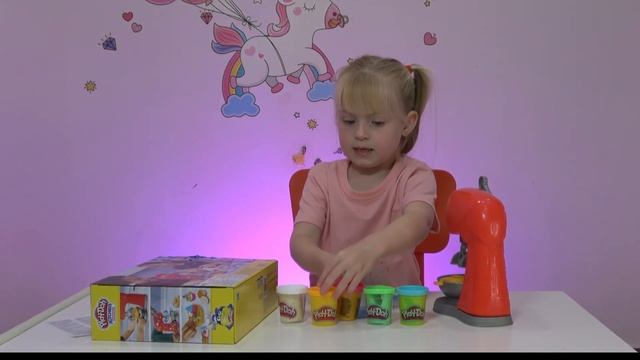Маша открывает детский пластилин Play Doh и готовит вкусняшки.Masha opening the play doh plasticine смотреть онлайн