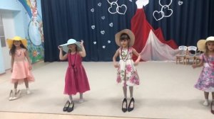 Танец девочек на День матери