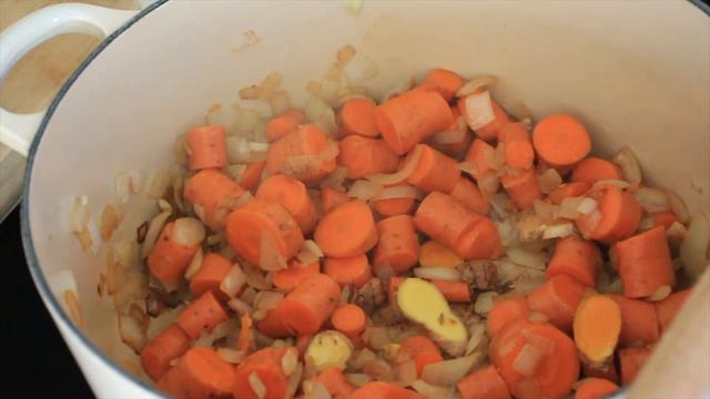 PUMPKIN GINGER CARROT SOUP RECIPE | easy & healthy fall soup смотреть онлайн