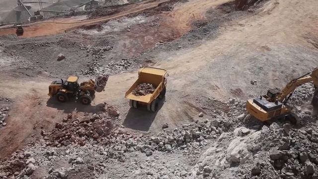 Карьерный фронтальный погрузчик LiuGong CLG890H в работе