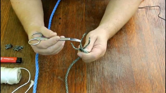 Соединить между собой концы кручёного шнура или верёвки. Сделать петлю на шнуре. Плетение тросовое. смотреть онлайн