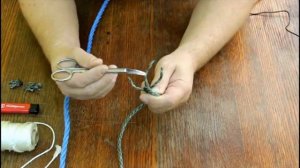 Соединить между собой концы кручёного шнура или верёвки. Сделать петлю на шнуре. Плетение тросовое.