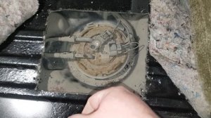 Люк в полу для замены бензонасоса. И тут нюанс...