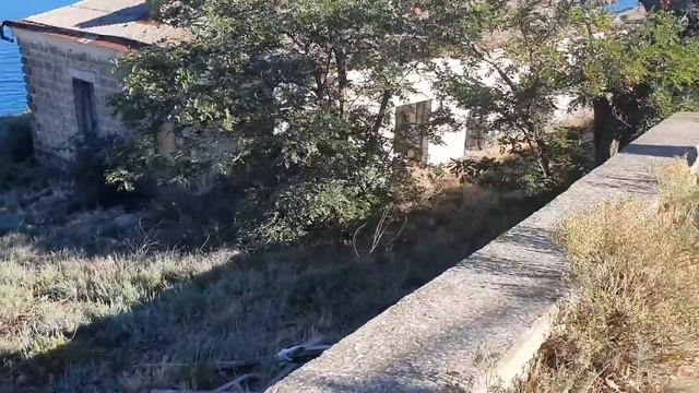 Мыс Меганом. Солнце, ветер, маленький стойкий маяк и светлый домик смотреть онлайн