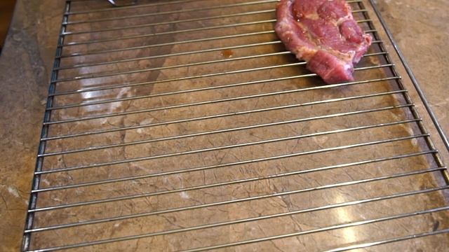 Как приготовить очень вкусный СТЕЙК из свинины в ВИННЫХ ПАРАХ. Рецепт стейка в духовке!!! смотреть онлайн