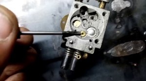 Китайская бензопила глохнет (захлёбывается) на максимальных оборотах.