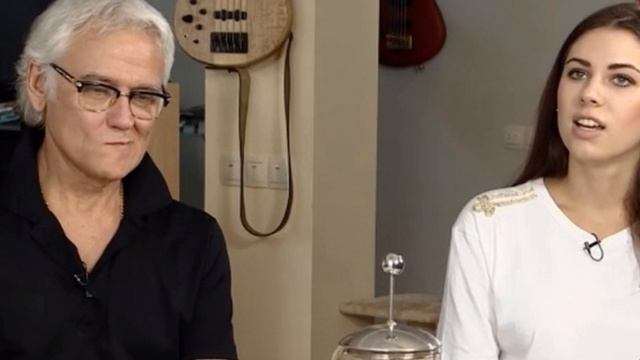 Поразительно! 35 лет разницы не смущают Александра Маршала и его молодую возлюбленную смотреть онлайн