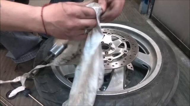 Замена подшипников переднего колеса Honda Goldwing1800