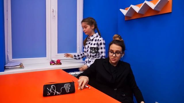 МАША СТАЛА УЧИЛКОЙ И ВСЕХ ДОСТАЛА!!! смотреть онлайн
